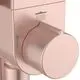 Duscharmatur in Roségold mit Bedienknopf und Symbolen für Wasserstrahl und Brause. Teil des Duschsystems von Ideal Standard mit Ablagen.